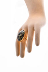Кольцо серебряное с зеленым янтарем «Сильвия»