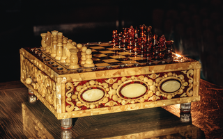 Сокровище для гениев – как появились уникальные шахматы из полесского янтаря
