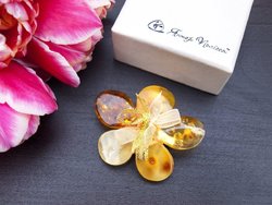 Designer brooch “Flower Honey”