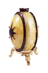 Сувенирное яйцо из двухцветных пластин янтаря на подставке