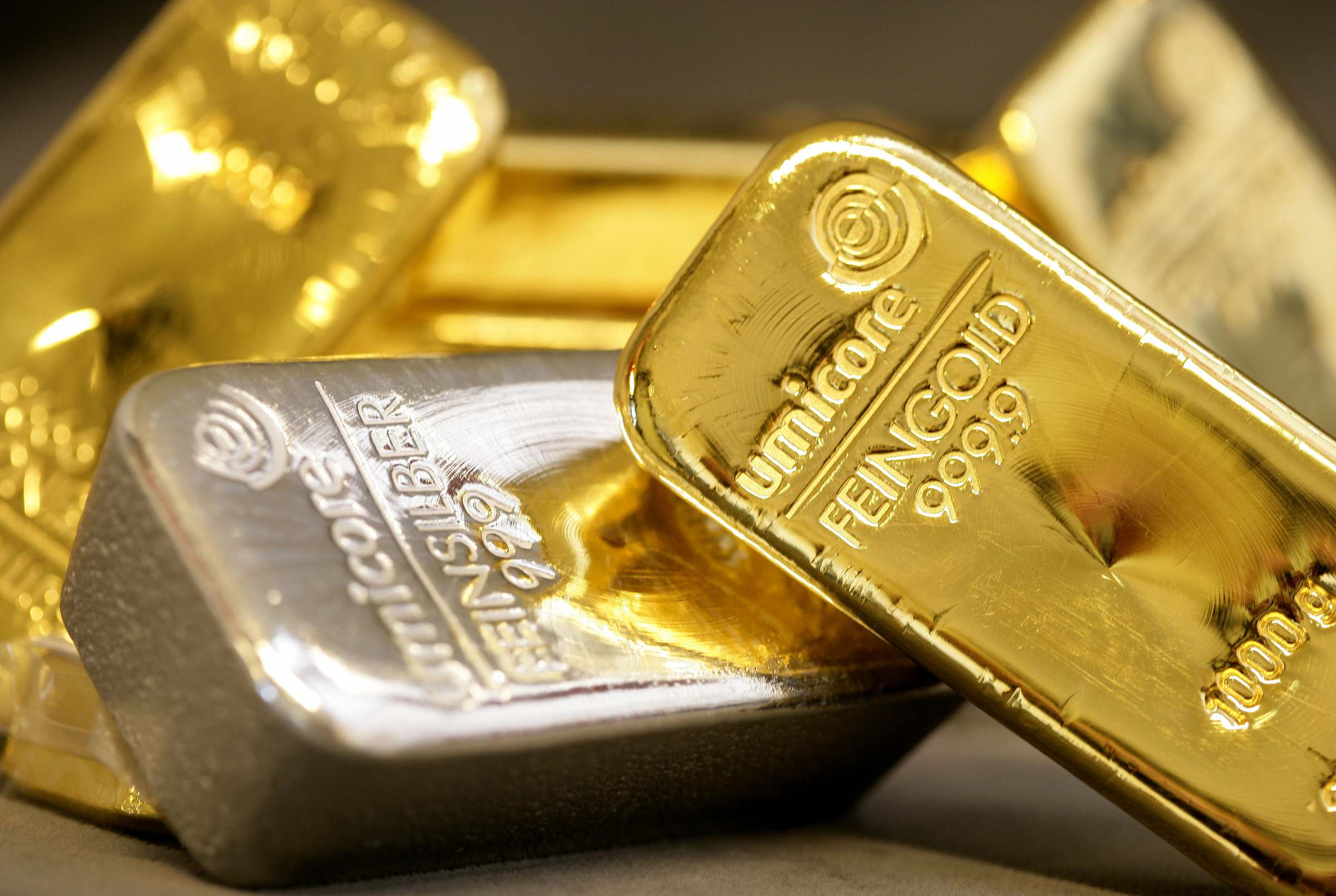 Платина дешевле золота. Слитки драгоценных металлов. Золото и серебро. Слиток золота. Золото драгоценный металл.