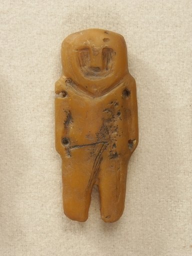 Стародавня статуетка з бурштину