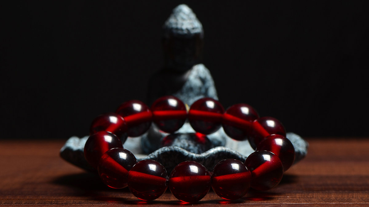 Красный янтарь, камень именуемый кровью дракона