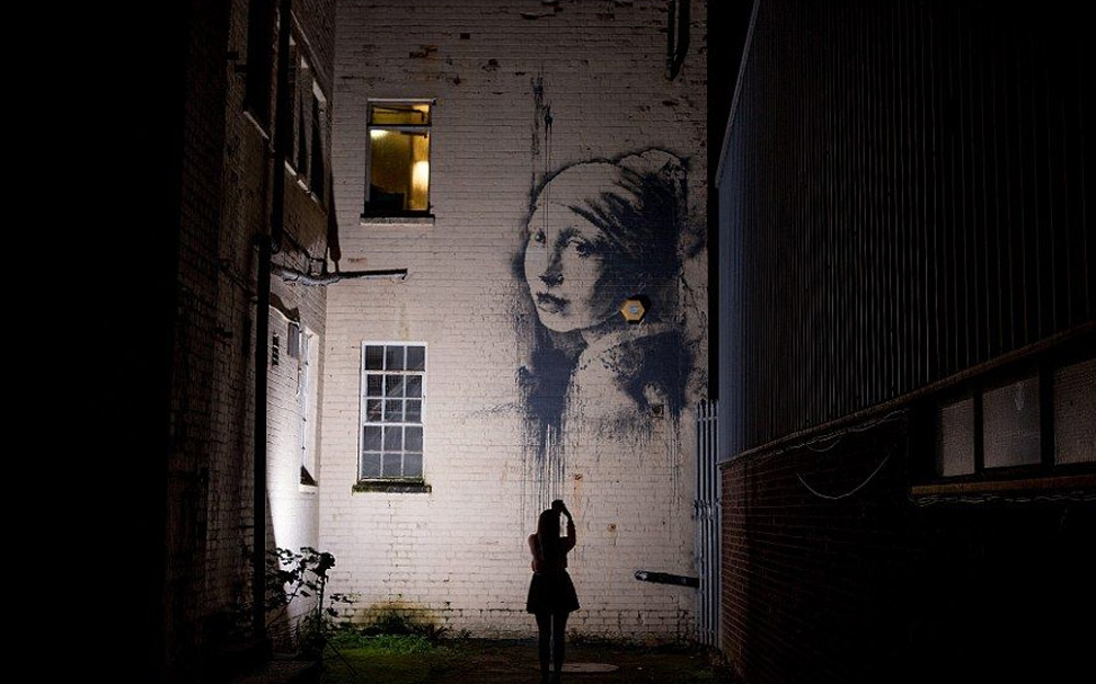 Девушка с жемчужной серёжкой граффити Бэнкси