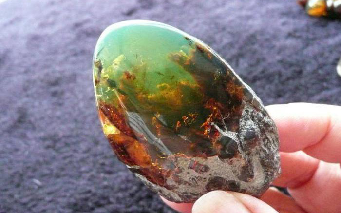 Зелений бурштин: магічні властивості каменю