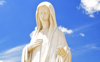 Католицькі ікони Божої Матері з бурштину