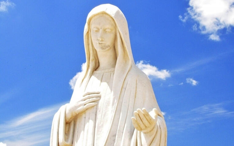 Католицькі ікони Божої Матері з бурштину