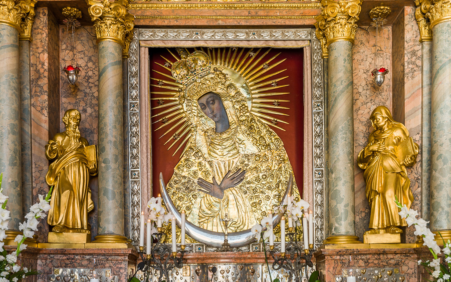 Дева Мария Остробрамская: история, почитание, чудотворения образа