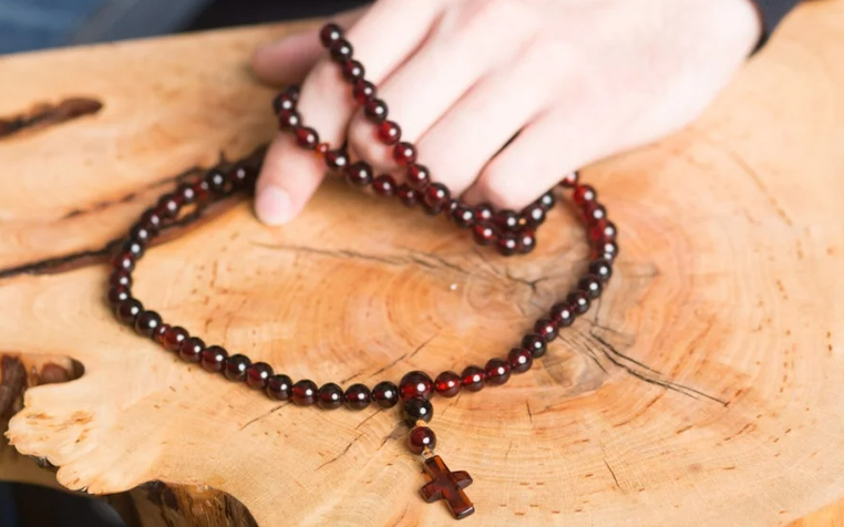 Роль и значение четок в молитве: перспективы различных религиозных традиций