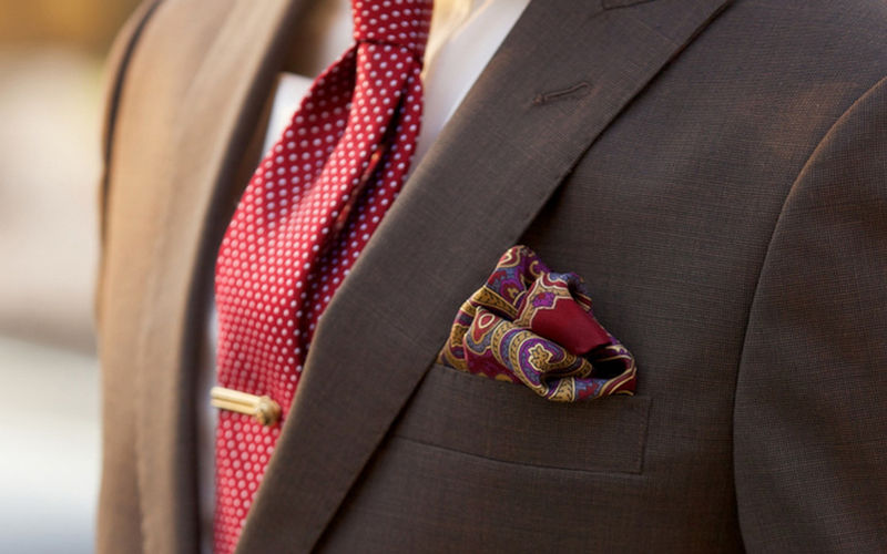 Як носити затискач для краватки