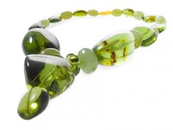 Намисто з зеленого бурштину з підвіскою