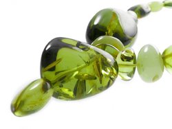 Намисто з зеленого бурштину з підвіскою