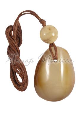 Кулон з полірованого бурштинового каменю з кулькою на воскованій мотузці