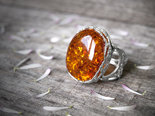 Перстень з каменем бурштину в сріблі «Пріма»