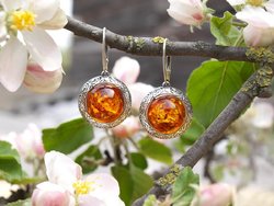 Сережки з бурштиновим кабошоном в срібній оправі «Яблуневий цвіт»