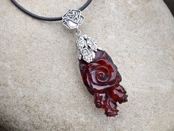 Бурштиновий кулон з різбленням «Троянда з бутонами»