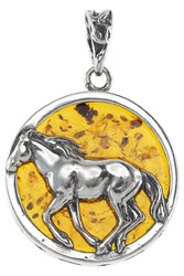 Серебряный кулон с янтарем «Лошадь»