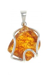 Кулон з бурштину в срібній оправі