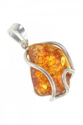 Кулон з бурштину в срібній оправі