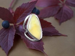 Silver ring with amber “Glare of the sun”