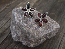 Серебряные сережки с темным янтарем «Цветок»