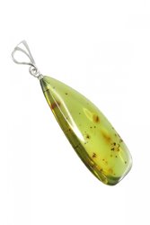 Кулон з напівпрозорого бурштину зеленуватого відтінку