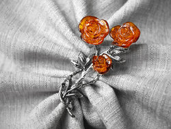 Брошь из серебра и янтаря «Розы из янтаря»
