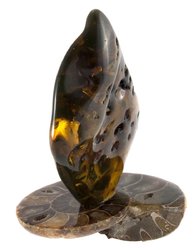 Сувенір з бурштину на підставці