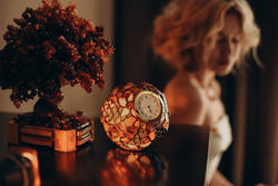 Часы-шар из янтаря и витражного стекла