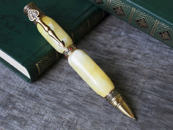 Ручка с резбленным янтарем «Азарт»