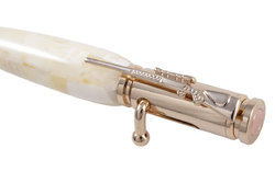Pen decorated with amber SUV000696-001