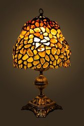 Лампа з бурштиновим абажуром